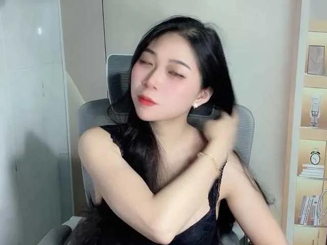 Strawberry18 on BongaCams