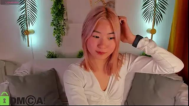 Aisi_18 on StripChat 