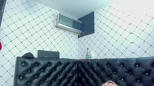 EMMA_SANTANA — Play with my pussy open legs 