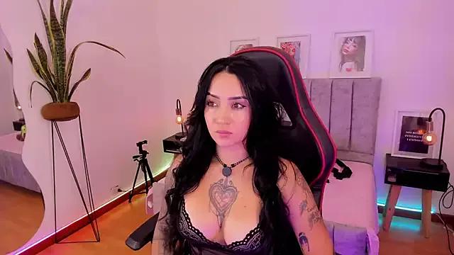 EmmyEvans1 on StripChat 