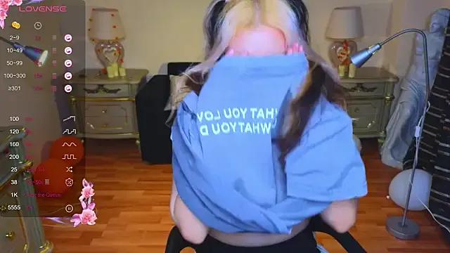 JuicyLullu — flash boobs