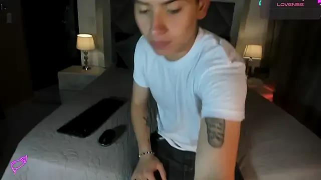 kinkypetite1 on StripChat 