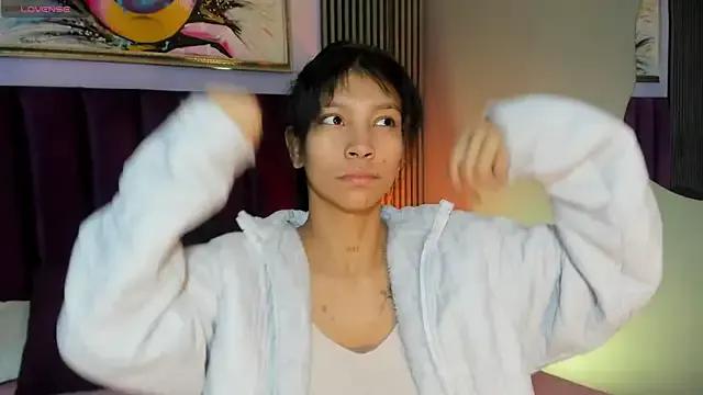 LauraAristizabal — show naked and bouncing boobies