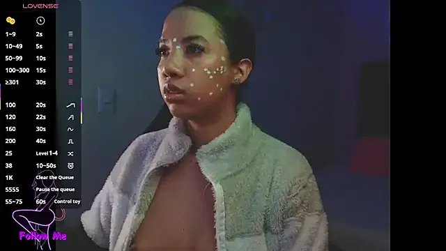 SallyWhitee on StripChat 