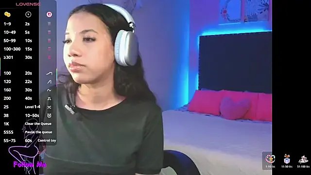 SallyWhitee on StripChat 