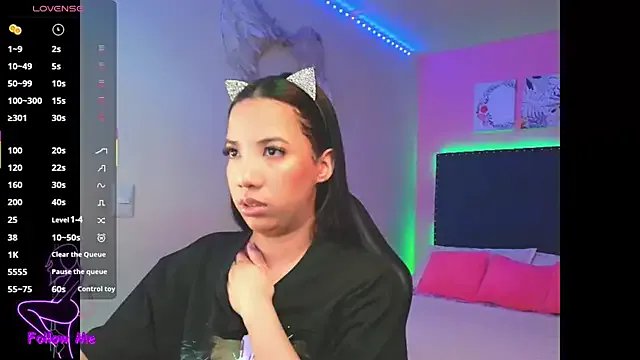 SallyWhitee on StripChat 