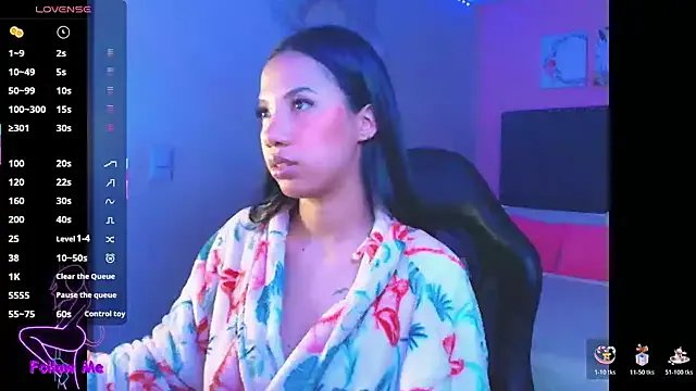 SallyWhitee on StripChat 