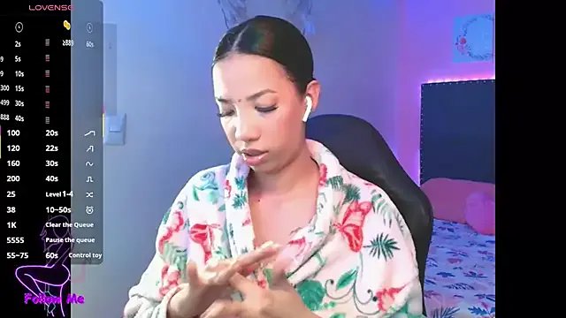 SallyWhitee on StripChat 